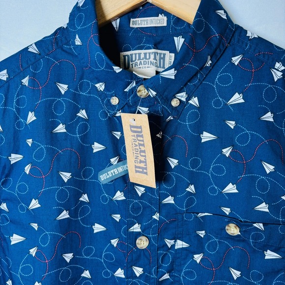 *NWT* Duluth Trading Co Shirt Mens Medium Blue Paper Airplane Untucked Slim Fit - Picture 4 of 4